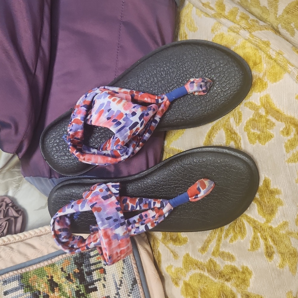 Sanuk yoga sandals